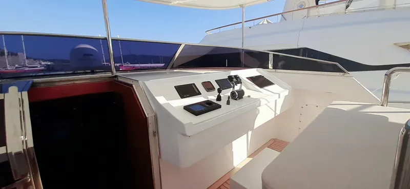 An Yacht Photos Pics Control panel of a 1997 Vitters Motoryacht with navigation instruments and seating area.