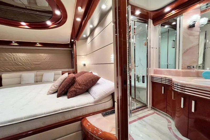 My Way Victoria Yacht Photos Pics Luxurious bedroom and bathroom interior of 2007 Dominator 860 Fly yacht.