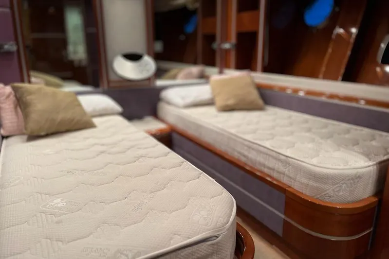 My Way Victoria Yacht Photos Pics Luxurious twin beds in 2007 Dominator 860 Fly yacht cabin.