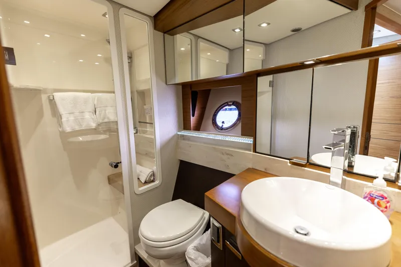 Silver Lining Yacht Photos Pics 2015 Tiara Yachts 44 Coupe- SILVER LINING- Master Head