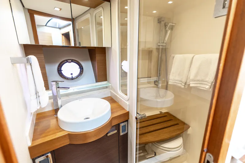 Silver Lining Yacht Photos Pics 2015 Tiara Yachts 44 Coupe- SILVER LINING- Guest Head