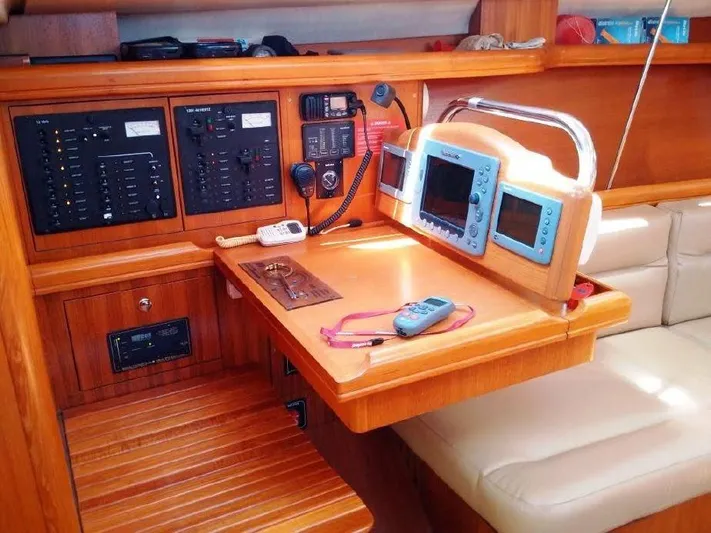 Elendil 1 Yacht Photos Pics Nave area