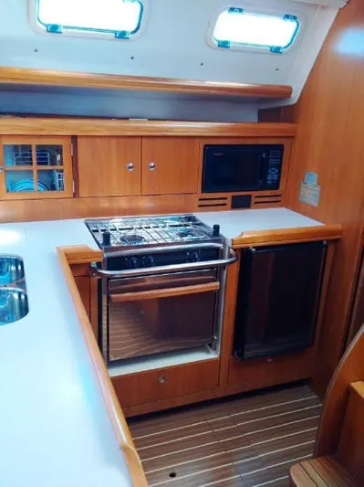 Elendil 1 Yacht Photos Pics Galley - Stove w/ Oven
