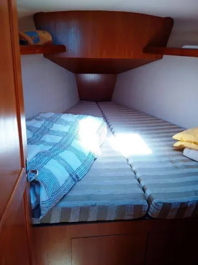 Elendil 1 Yacht Photos Pics Roomy V berth