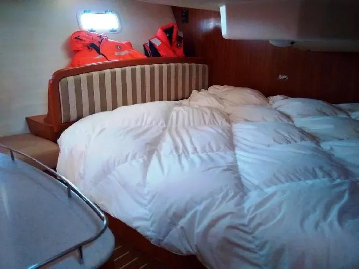 Elendil 1 Yacht Photos Pics Owner's Berth