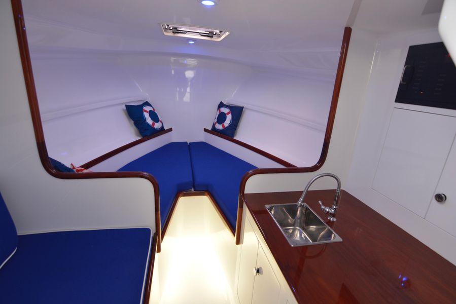 2018 Maverick Yachts Costa Rica 32 Custom Carolina Picnic Boat