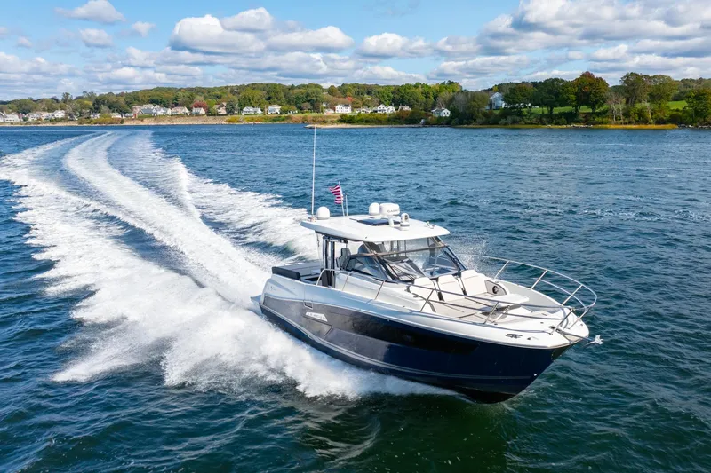 Variance Yacht Photos Pics Starboard Bow Running