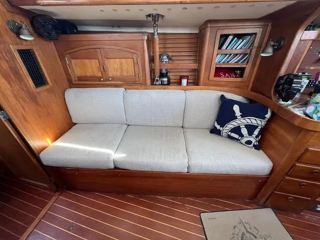 L'attitude Yacht Photos Pics Interior of 1996 Sabre 402 yacht with cushioned seating and nautical decor.