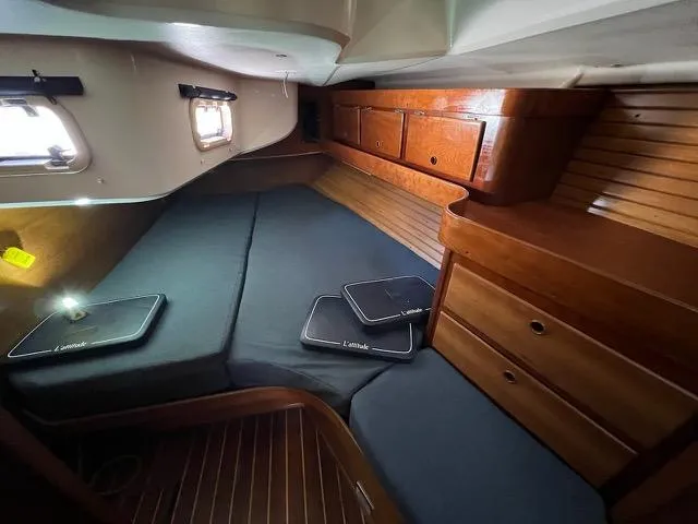 L'attitude Yacht Photos Pics Cozy cabin interior of a 1996 Sabre 402 sailboat with wooden furnishings.