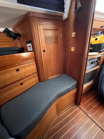 L'attitude Yacht Photos Pics Interior of a 1996 Sabre 402 sailboat with wooden cabinetry and seating.
