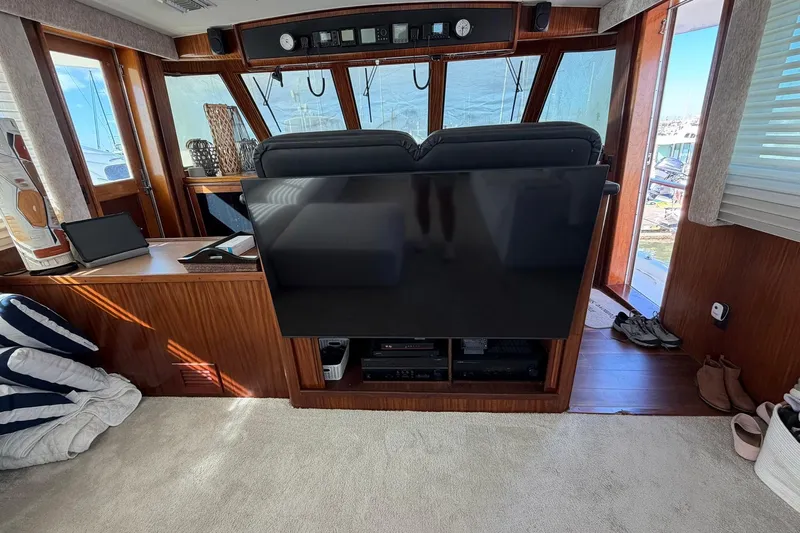Lady Rae Yacht Photos Pics Interior of 1987 Hatteras 58 Motor Yacht with TV and helm station.