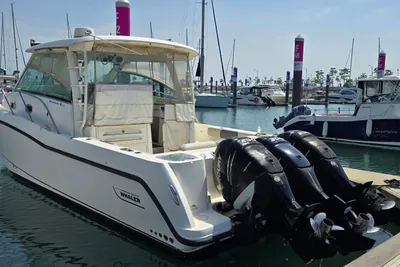 2015 Boston Whaler 345 Conquest
