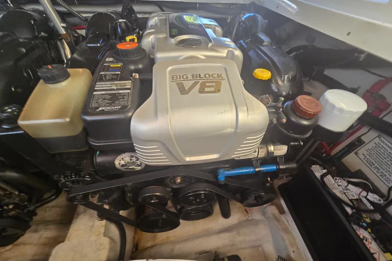 Fly Me Yacht Photos Pics Engine compartment of a 2013 Formula 310 Sun Sport with Big Block V8 engine.