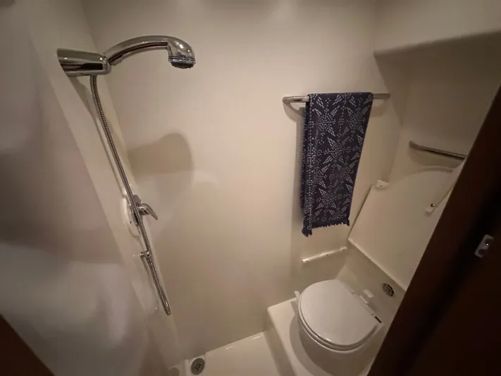 Scoutabout Yacht Photos Pics 2007 Tiara Yachts Sovran bathroom with shower and toilet.