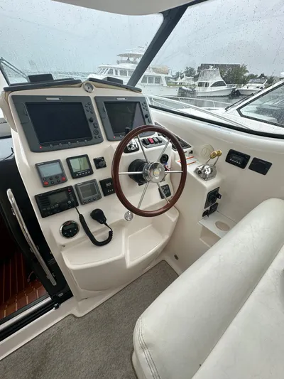 Scoutabout Yacht Photos Pics Helm of a 2007 Tiara Yachts Sovran with modern electronics.