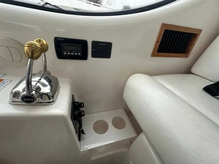 Scoutabout Yacht Photos Pics Interior of 2007 Tiara Yachts Sovran with control lever and dashboard.