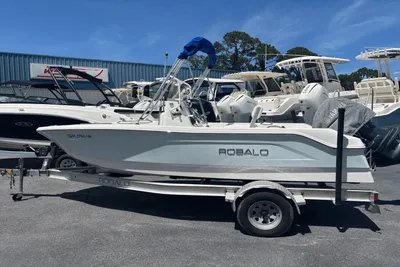 Robalo R160 Center Console