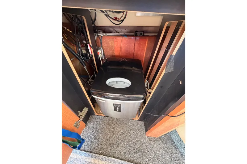 Spirit Of St Louis Yacht Photos Pics Compact washing machine in 2001 Maxum 4600 SCB Limited Edition yacht interior.