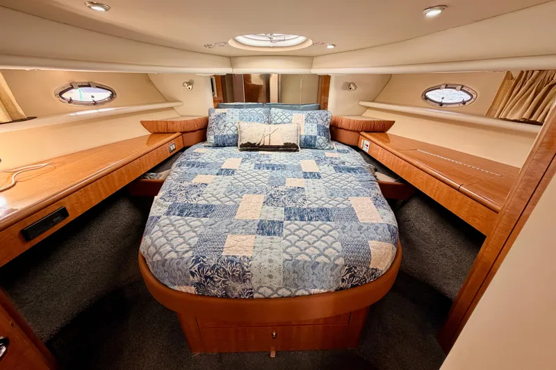 Spirit Of St Louis Yacht Photos Pics Luxurious cabin interior of 2001 Maxum 4600 SCB Limited Edition yacht.