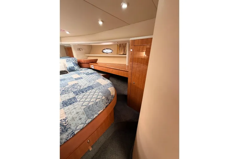 Spirit Of St Louis Yacht Photos Pics Luxurious cabin interior of 2001 Maxum 4600 SCB Limited Edition yacht.