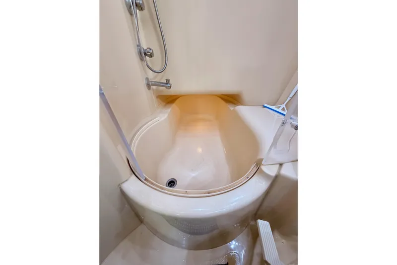 Spirit Of St Louis Yacht Photos Pics 2001 Maxum 4600 SCB Limited Edition yacht shower with curved design and handheld showerhead.