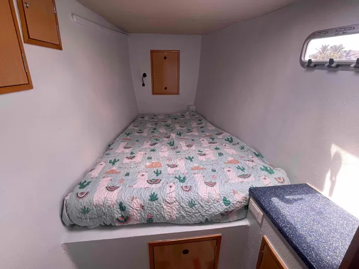 Endless Summer Yacht Photos Pics Small cozy cabin bed in 2008 Admiral Executive boat with window and storage.