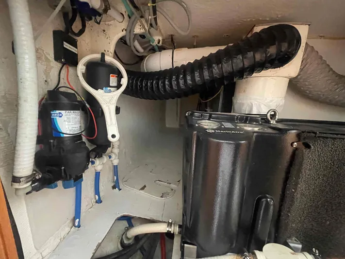 Endless Summer Yacht Photos Pics Boat engine compartment with Jabsco pump and Marine Air system, Admiral Executive 2008 model.