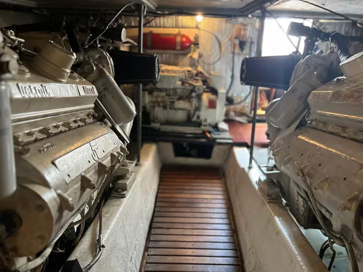 Seclusion Yacht Photos Pics Engine room of 1988 Ocean Yachts 55 Super Sport with Detroit Diesel engines.