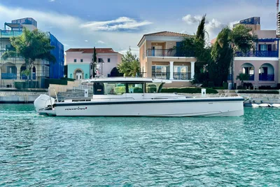 Axopar 37 Cross Cabin