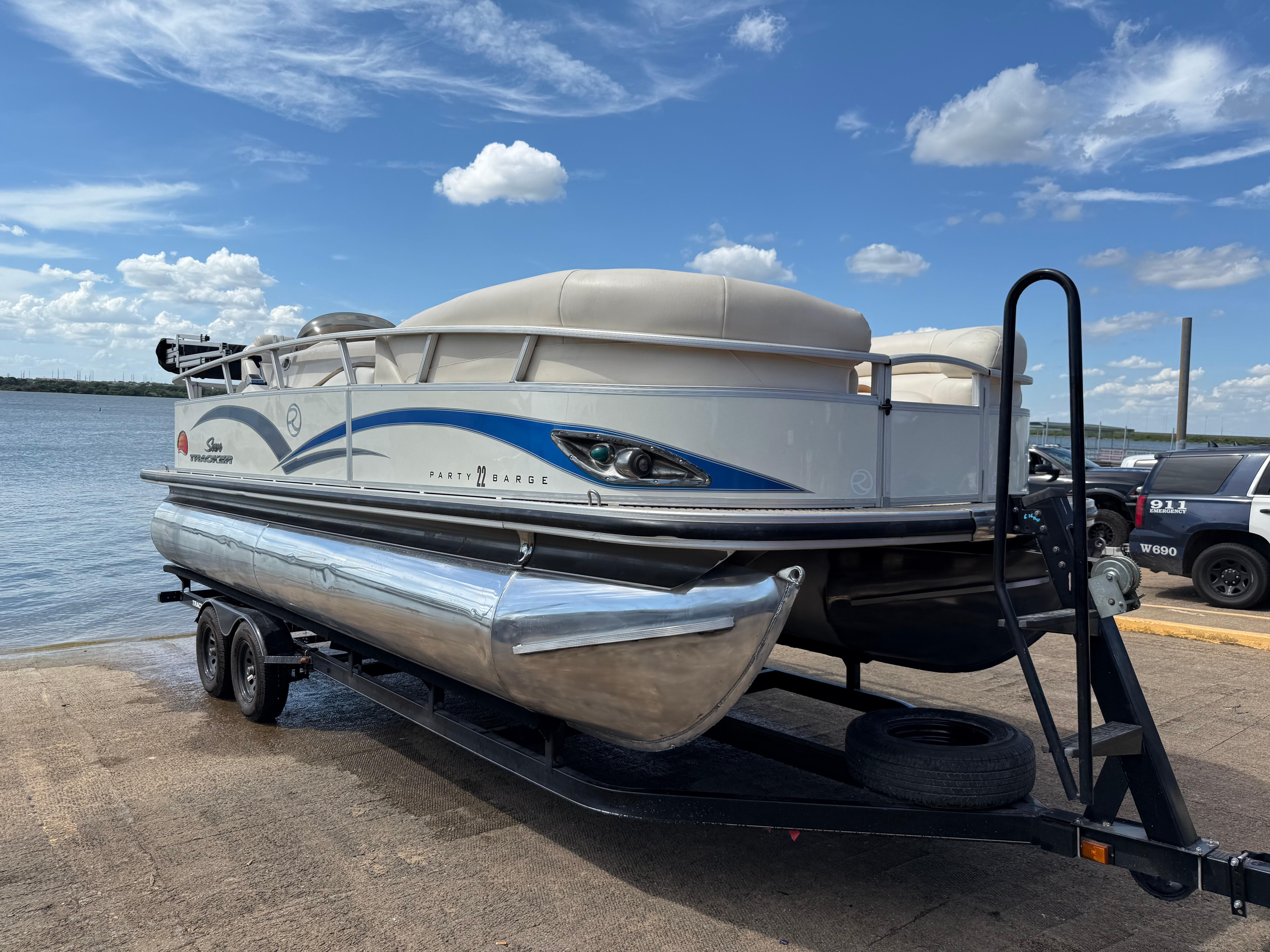 Sun Tracker Party Barge 22 Sport Fish Regency Edition