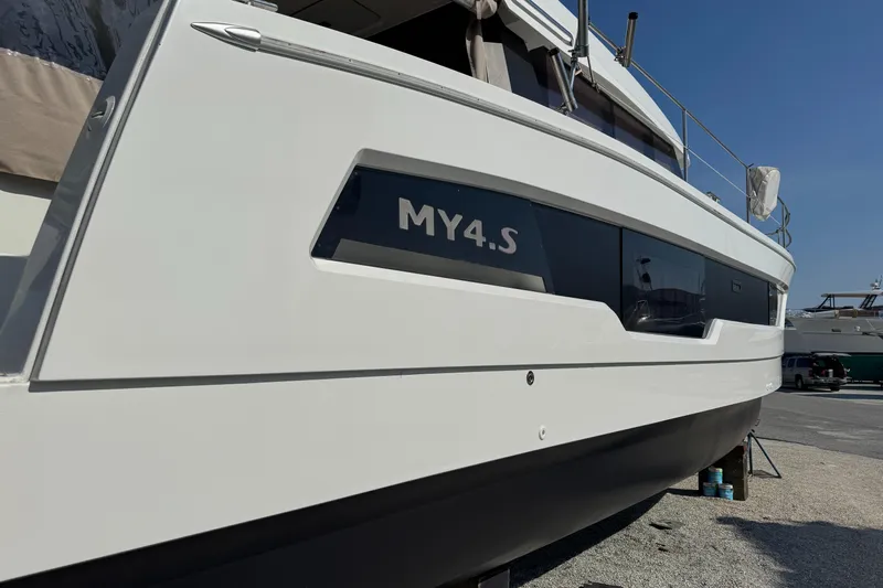 Vie Pure Yacht Photos Pics 2021 Fountaine Pajot MY4.S yacht side view, showcasing sleek design and modern features.