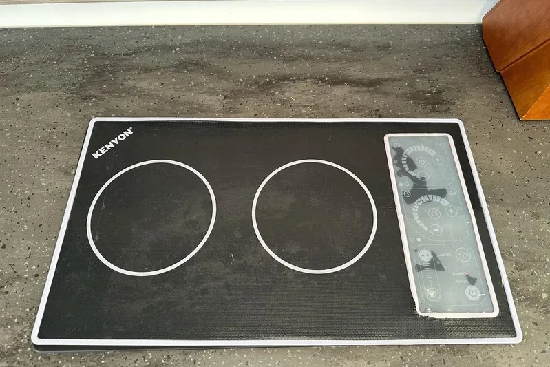 Vie Pure Yacht Photos Pics Kenyon electric cooktop on Fountaine Pajot MY4.S 2021 yacht, featuring dual burners.