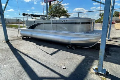 Bennington 22SXSR