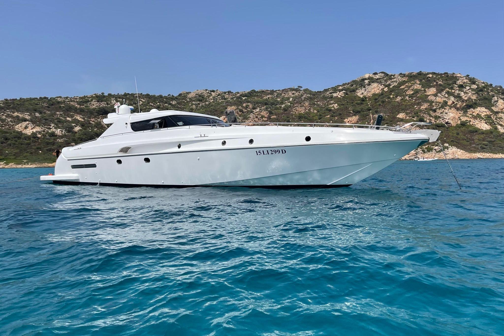 AB YACHTS FOLLIA 75 bow profile