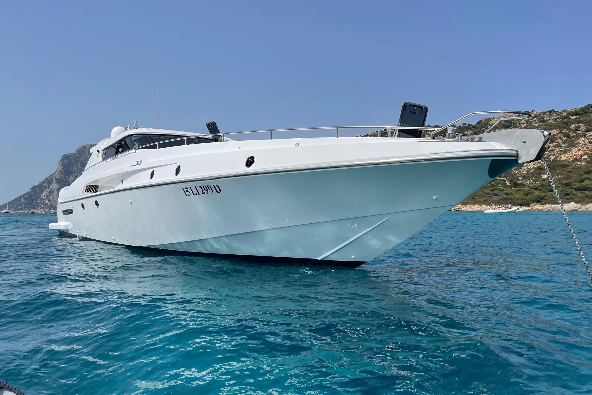 AB YACHTS FOLLIA 75 bow view