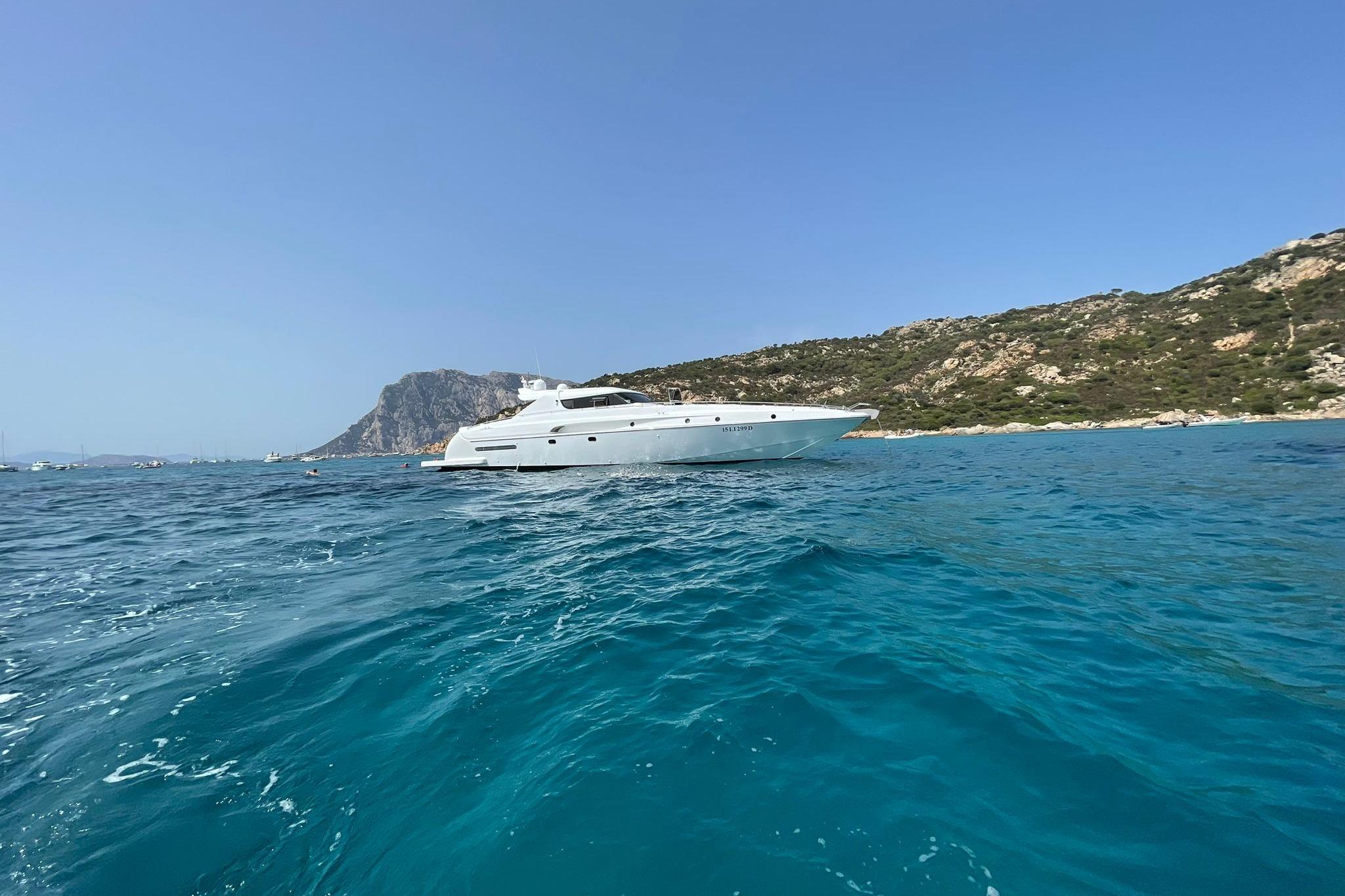 AB YACHTS FOLLIA 75 anchored