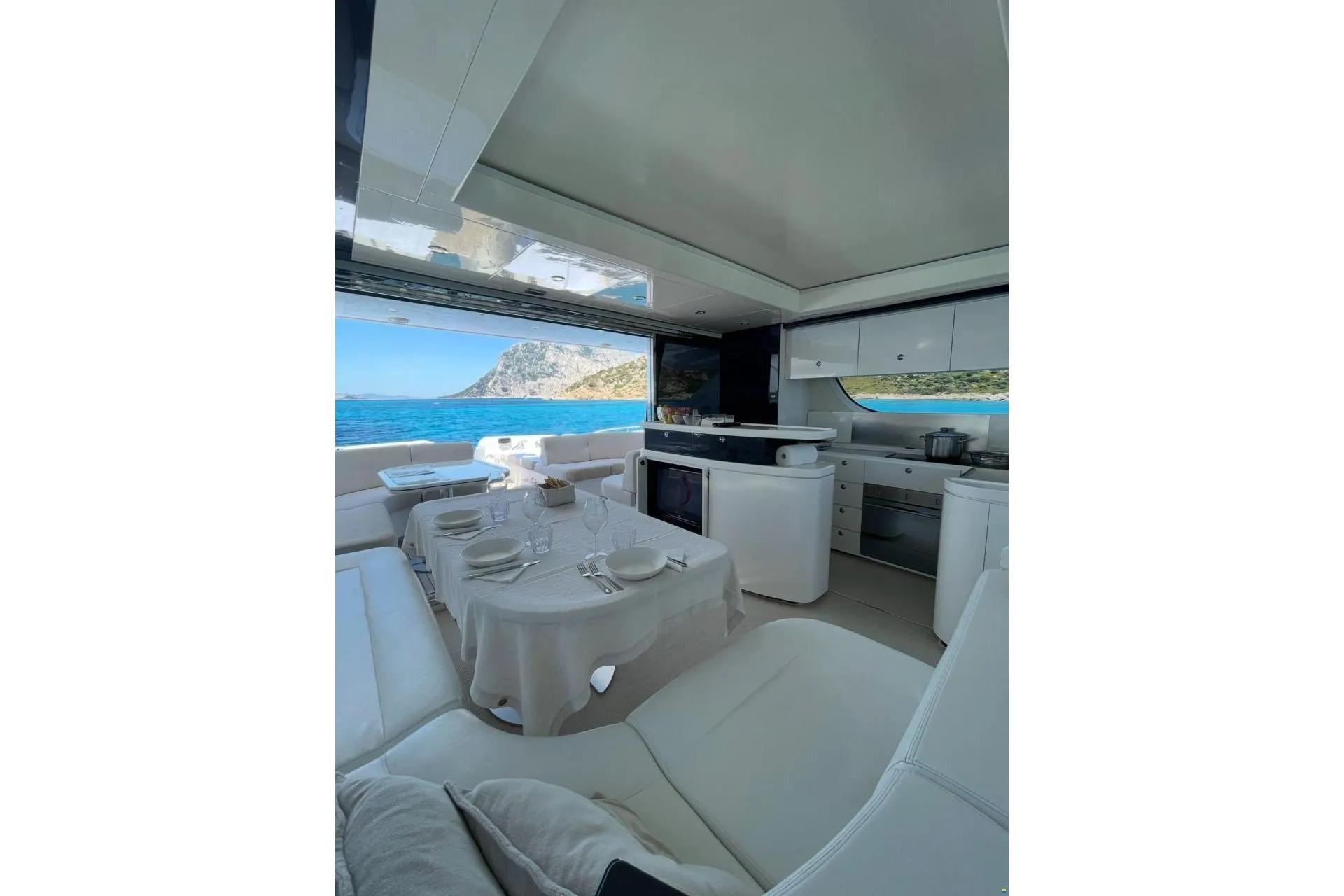 AB YACHTS FOLLIA 75 dining area