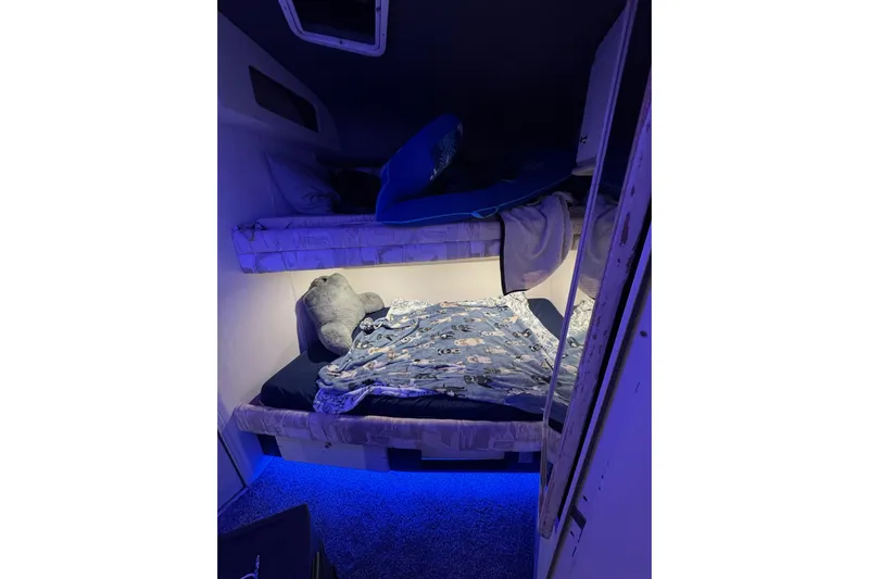  Yacht Photos Pics Cozy bunk beds with blue lighting in a 1996 Sea Ray 500 Sedan Bridge cabin.