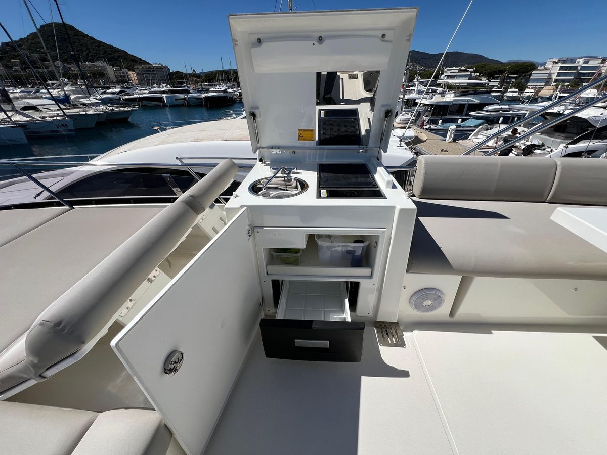 2019 Prestige 47 