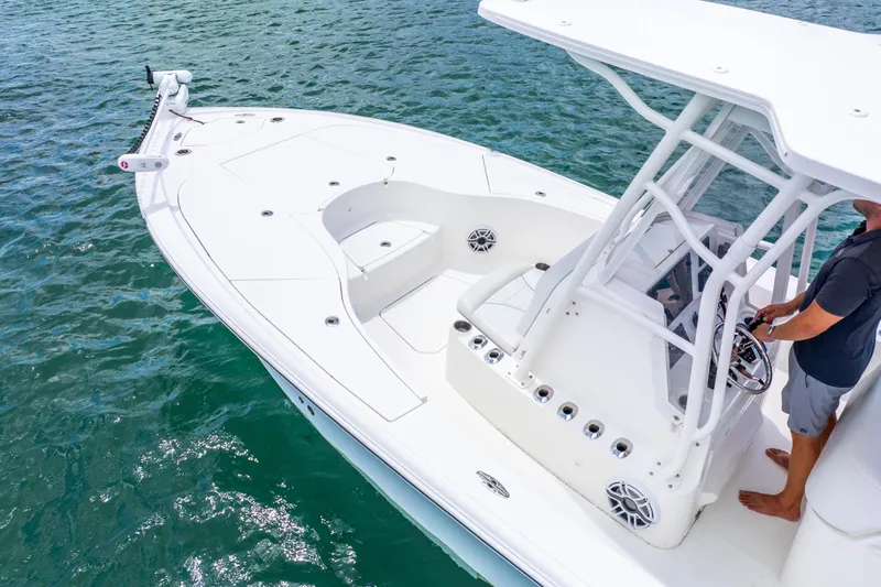  Yacht Photos Pics 2022 SeaVee 270Z boat on water, featuring sleek design and modern console.