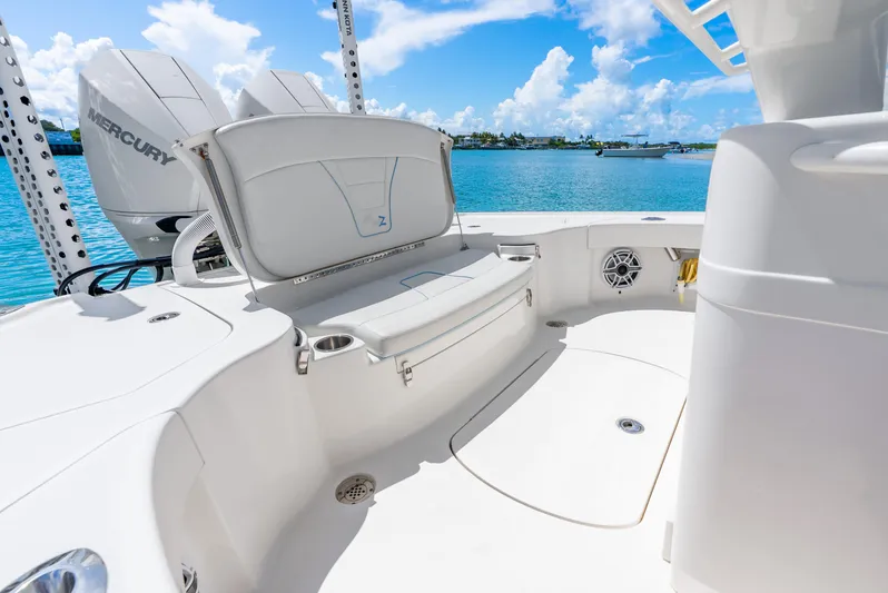 Yacht Photos Pics 2022 SeaVee 270Z boat interior with Mercury engines, featuring spacious seating and ocean view.