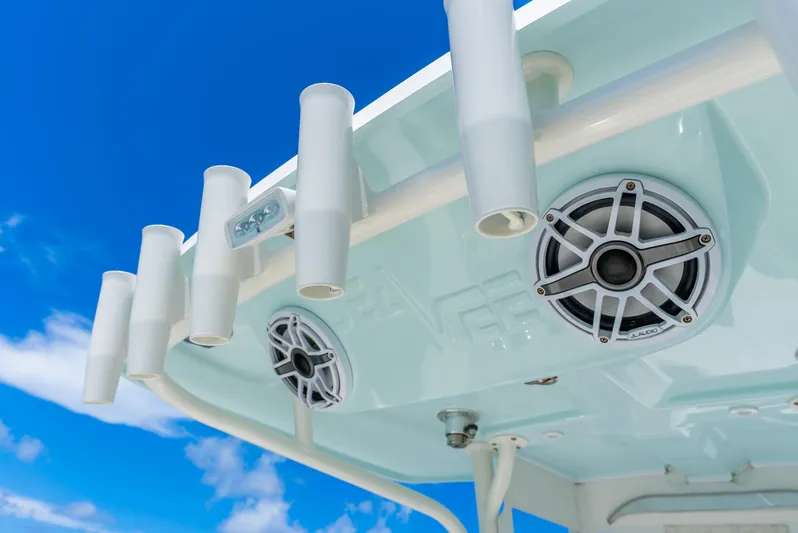  Yacht Photos Pics 2022 SeaVee 270Z boat speakers and rod holders against a clear blue sky.