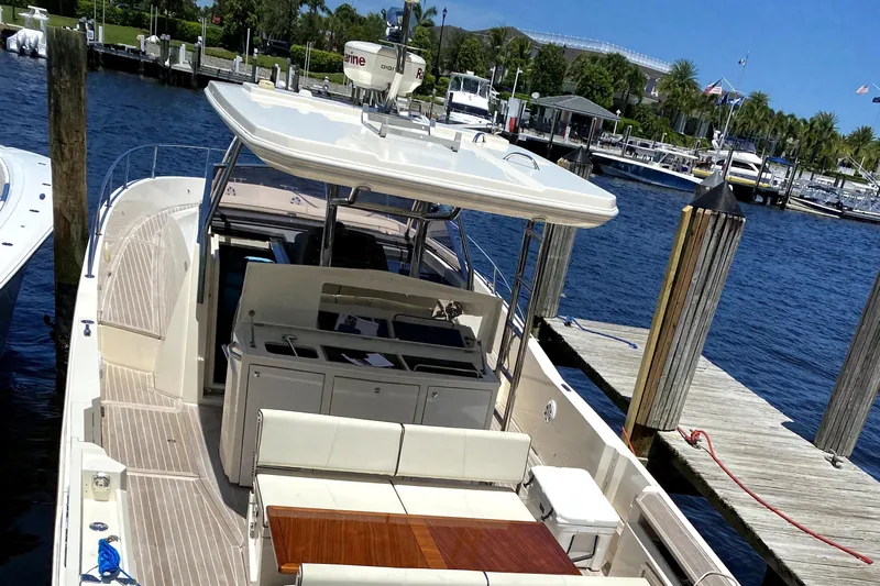  Yacht Photos Pics Azimut Atlantis Verve Outboard 2014 docked at marina, featuring spacious deck and seating area.