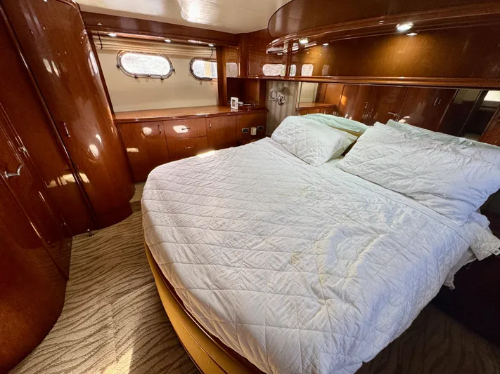 No Name Yacht Photos Pics Marquis 59 - Stateroom, Walkaround Berth