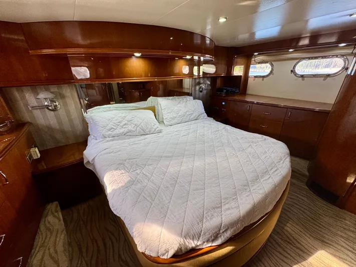 No Name Yacht Photos Pics Marquis 59 - Stateroom, Walkaround Berth