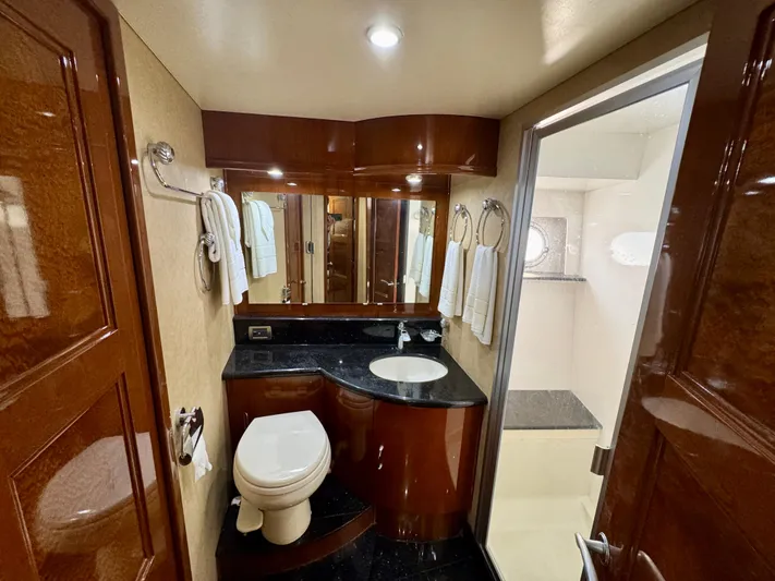 No Name Yacht Photos Pics Marquis 59 - Head