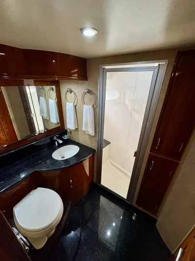 No Name Yacht Photos Pics Marquis 59 - Head