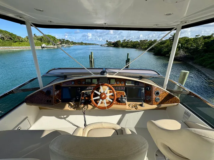 No Name Yacht Photos Pics Marquis 59 - Bridge Helm