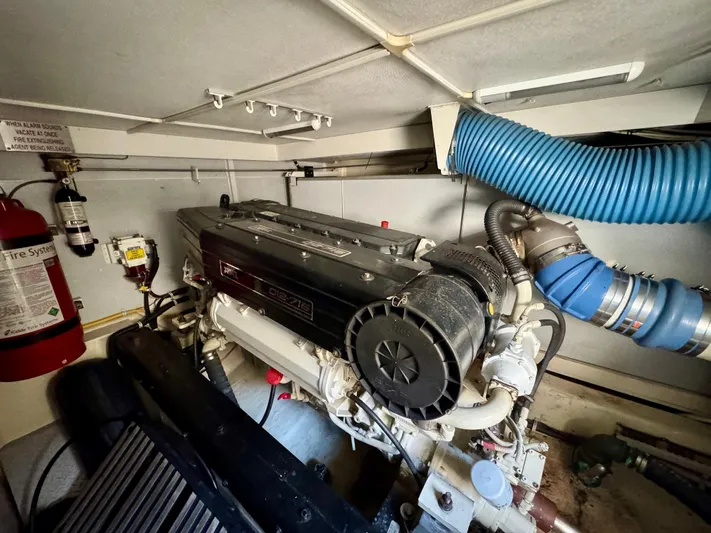 No Name Yacht Photos Pics Marquis 59 - Engine Room