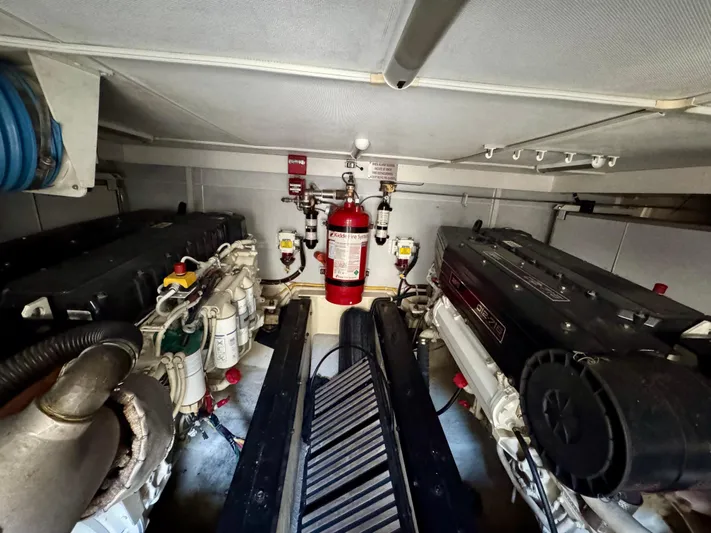 No Name Yacht Photos Pics Marquis 59 - Engine Room